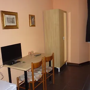 Konukevi Andronaco, Milano